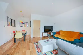 Modern 3BR Apartment w Parking Brentford - Image 2