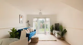 Surrey Stays - 2 Bedroom House, RH1, Contractors Welcome, Sleeps 5 max, 2 Parking Spaces, Near Town Centre, Train Station and Gatwick Airport - Image 2