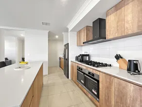 Spacious 4-bed House With Large Backyard - Image 4