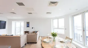 2 Bed 2 Bath Penthouse With Amazing Views with Free Parking - Image 5