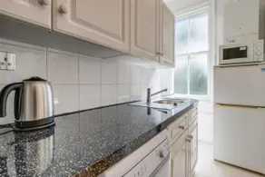 Superb location! Cozy 2-3 bed, Garden views & access, 3 minutes to Tube - Image 5