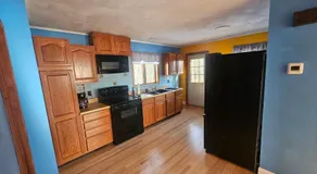 Dracut Executive Rooms with Kitchen & Bath, Parking, Spacious & Comfortable - Image 4