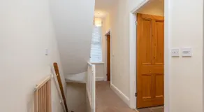 Sleeps 5 - 3 Bedrooms - walk to the square hosted Happy Valley cast - Image 5