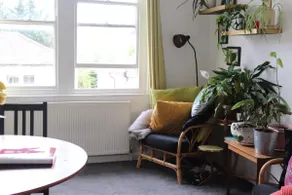 Large 1bed office free street parking living room - Image 2