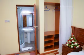Red Ruby Hotel - Image 3