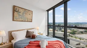 QW Riverside Luxe Apartments by Independent Host - Image 2