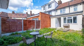 Dagenham Self catering House for Larger Groups with Free Parking - Image 3