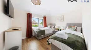 3 bed, 2 Bath, Sleeps 6, with Free Parking & WiFi, ideal for contractors and families - Image 2