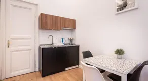 Grand Avenue Apartment - Image 4