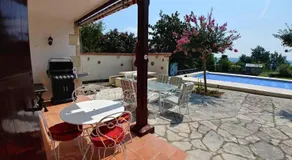 5-bedroom house with pool at edge of small village - Image 5