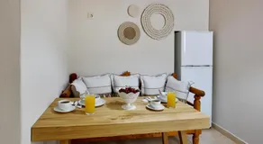 Cristina's House, Elegant Boho residence walk to Adamas Port - Image 4