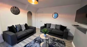 Flaxton-Luxurious Home near NEC, BHX - Image 3