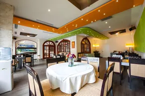 Royal Hotel - Image 3