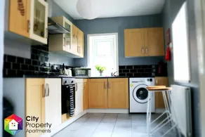 Newcastle CITY APT35,FREE STREET PARKING,4 BEDROOM HOUSE,8 SINGLE BEDS,FULL KITCHEN,ALL ROOMS WITH TVs,NETFLIX - Image 5