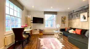 Stunning Little House on Poole Quay - Free Secure Parking & WiFi - in the heart of the Old Town - Great Location - Free Parking - Fast WiFi - Smart TV - Newly decorated - sleeps 2! Close to Poole & Bournemouth & Sandbanks - Image 2