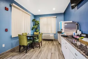Scottish Inns & Suites IAH Airport-Beltway 8 - Image 2