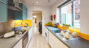 Spacious 4-bed house in Crewe by 53 Degrees Property, ideal for Contractors & Business, FREE parking - sleeps 7 - Image 3