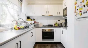 BIDWILL GARDENS - 2 Rooms A Private Room with a King-Size Bed or Open Lounge Room Floor Mattress SHARED Bathroom FREE Kitchen Essentials FREE Laundry Facilities Fast NBN WIFI HDTV NETFLIX, YOUTUBE, KAYO Meal and Transport Service Available - Image 3