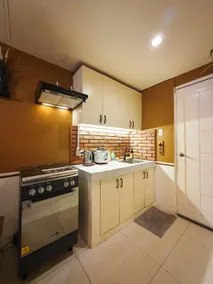 Hunter's Stylish 2BR Suite with Full Kitchen near SM North EDSA - Image 4