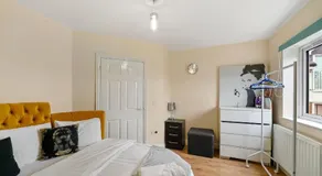 Lt Properties Unique Bungalow style Spacious one bedroom Apartment in Luton Town centre super size round bed Netflix - Image 2