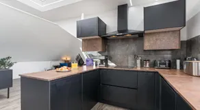 Modern 2 Bedroom Apartment Free Parking - Image 5