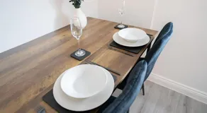 Luxury 1-Bed Flat - Free Parking - Image 5