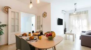 NEW 1st CORNER City center Apartment Ideal for Groups - Image 2
