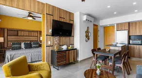 Bright coastal condo with pool access, private balcony & fast Wi-Fi - Image 5