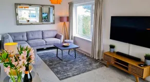 Spacious home with panoramic sea view, free parking EV & large garden - Image 2
