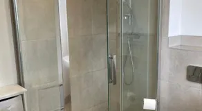 En-suite bedroom in a family home near Gatwick airport and Horley station - Image 5