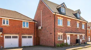Swindon Modern Large House with Garden Sleeps 7 - Image 5
