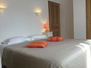 Inviting Villa in Saumane-De-Vaucluse with Swimming Pool - Image 2