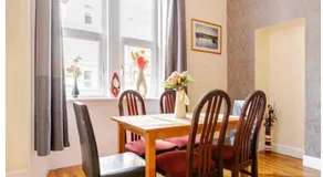 3 Bed Central Apartment - Pet Friendly & Parking - Image 5