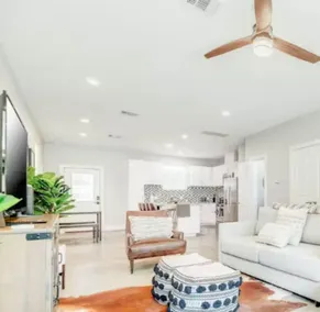 Stylish 3BR Townhome Near Downtown The Heights - Image 4