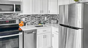 Stylish Tropical Key West Home - Private Yard, Free Parking & Laundry - Image 3