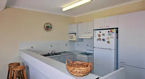 Bright & comfortable in quiet location - Image 4