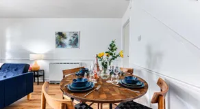 Spacious Bedford House Sleeps 5 Superfast WiFi Free Parking - Image 3