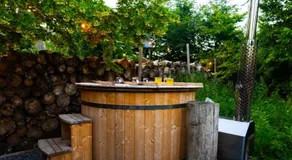 Romantic house with hot tub - Image 5
