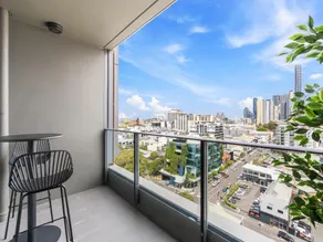 Chic 1-Bed with Parking, Infinity Pool and Gym - Image 5
