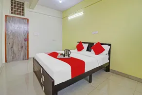 OYO Lakshmi Sri Deluxe Boarding & Lodgeing - Image 2