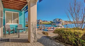 Waters Edge Apartment with Jetty - Image 3