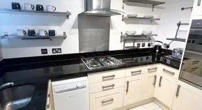 Beautiful 2 bedroom garden flat w/ free parking - Image 4