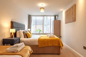 Cosy & Bright 2 Bedroom Apartment in Newbury Town Centre - SLEEPS 7 - Image 2