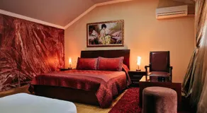 Gold Hotel - Image 2