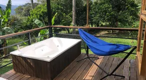 Cabaña tipo glamping en finca cafetera con zonas verdes, avistamiento de aves, paisaje cafetero - Image 2