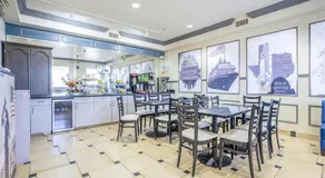 Days Inn & Suites by Wyndham Webster NASA-ClearLake-Houston - Image 2