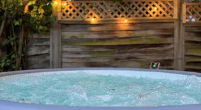 London Hammersmith - hot tub, games, arcade - Image 5