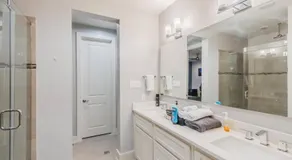 Stunning Townhome Near Uptown - Image 2