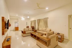 OYO Queen's Castle Near Sandhya Digital 4k Theatre - Image 2