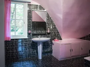 This atmospheric holiday home - Image 4